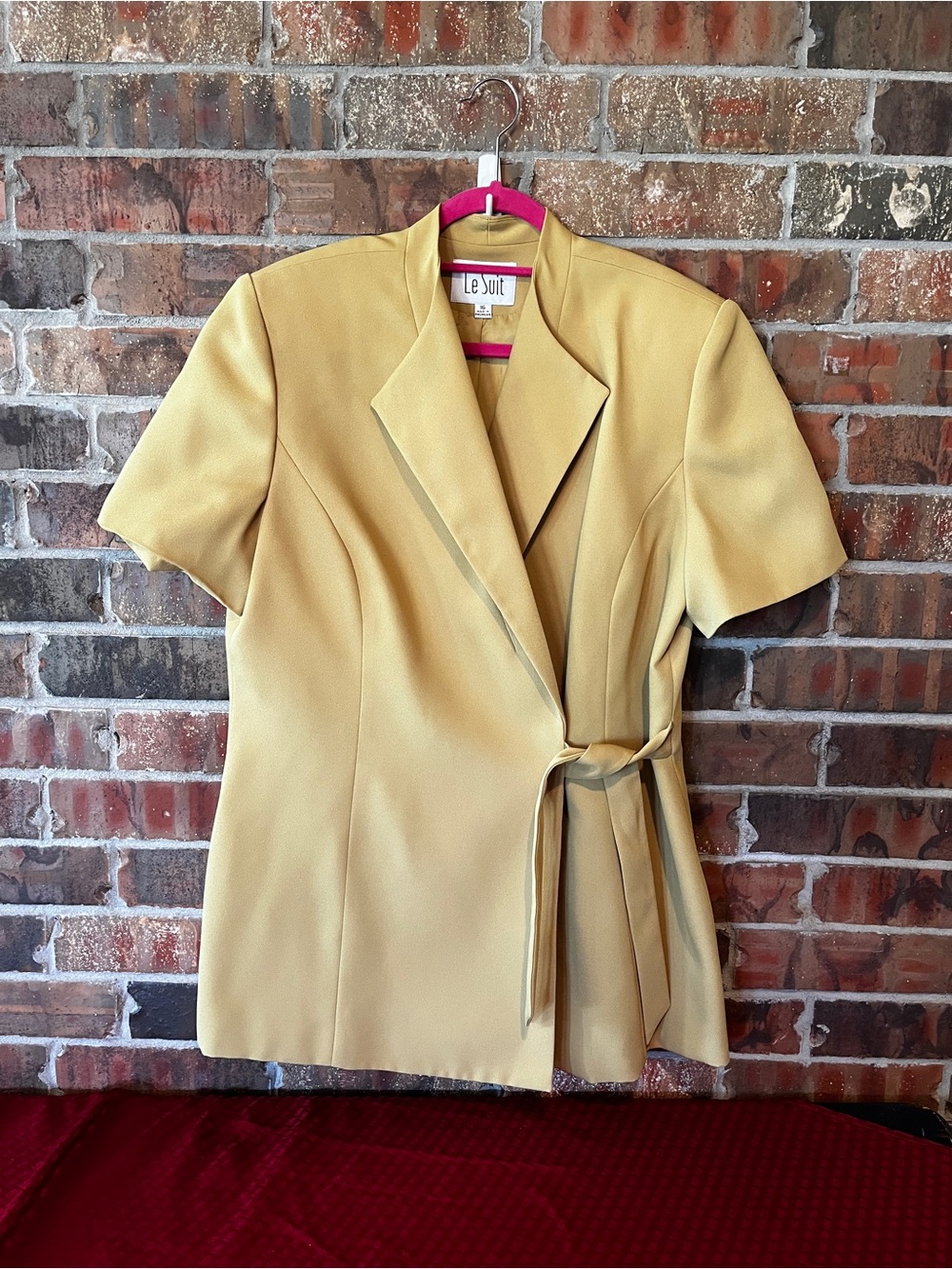 Le Suit Women’s Yellow short-sleeve blazer with wrap-style tie closure. size:16